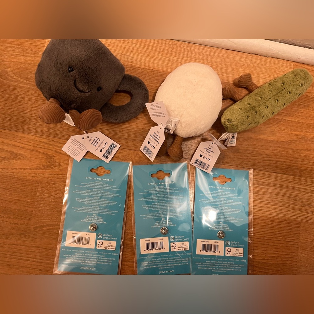 100% Authentic Jellycat Egg Latte Cucumber Plush Set + Rare Pin – FAO Schwartz - Picture 4 of 4